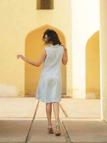 Plus Size Women's Solid Color Linen Sleeveless Dress, Simple And Elegant With Collar Design, Front Button Detailing, A-Line Silhouette Flattering. The Model Walks In A Sunny Courtyard With A Beige Building Backdrop, Creating A Fresh And Natural Vacation Vibe, Suitable For Summer Travel And Daily Commute. - Baby Blue - View 3