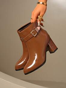 秋冬新款焦糖棕色漆皮粗跟踝靴女款，金属扣尖头时尚靴，复古通勤百搭显瘦靴 - 棕色 - 查看 2
