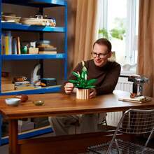 LEGO مجموعة بناء البلوكات النباتية زهرة السلام، مناسبة للديكور في غرفة النوم والرف الكتب والمكتب، للنساء والرجال 18+، هدية عيد الحب، طقم حرفي من الزهور الاصطناعية، 11504 - متعدد الألوان - مشاهدة 4