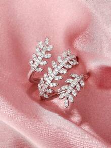 1枚优雅立方氧化锆戒指，适合作为情人节礼物、结婚礼物、订婚礼物、周年纪念礼物或女士派对首饰。 - 銀色 - 查看 3