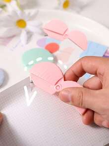 迷你唱片切割器，迷你开箱刀 | 手动回缩 | 陶瓷开箱刀，独特的护指刀片设计有效防止受伤；确保用户和包装内物品的安全。这款轻巧多功能的迷你刀便于携带，也满足家庭使用需求。 - 彩色 - 查看 8