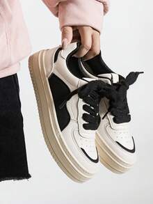 Zapatillas de skate casuales fashion para hombre y mujer, zapatos casuales para parejas: Superficie de fibra sintética ligera y transpirable, suela de PU con amortiguación. Zapatillas bajas con cordones en blanco y verde, ideales para skate, uso diario y ocasiones formales. Calzado casual adecuado para todas las temporadas, joven y fashion, forro cómodo, perfecto para commuting al aire libre. Diseño de colores contrastantes, duraderas y resistentes, zapatillas deportivas para parejas, calzado deportivo-casual. - Blanco y Negro - Ver 2