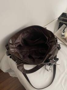 这款大容量女士手提包采用光泽感十足的咖啡色PU材质，饰有黑色心形吊坠，配有金属拉链、双提手和可调节肩带。可单肩背、手提或斜挎。适合女士外出、购物、户外旅行和日常通勤。 - 咖啡 - 查看 5