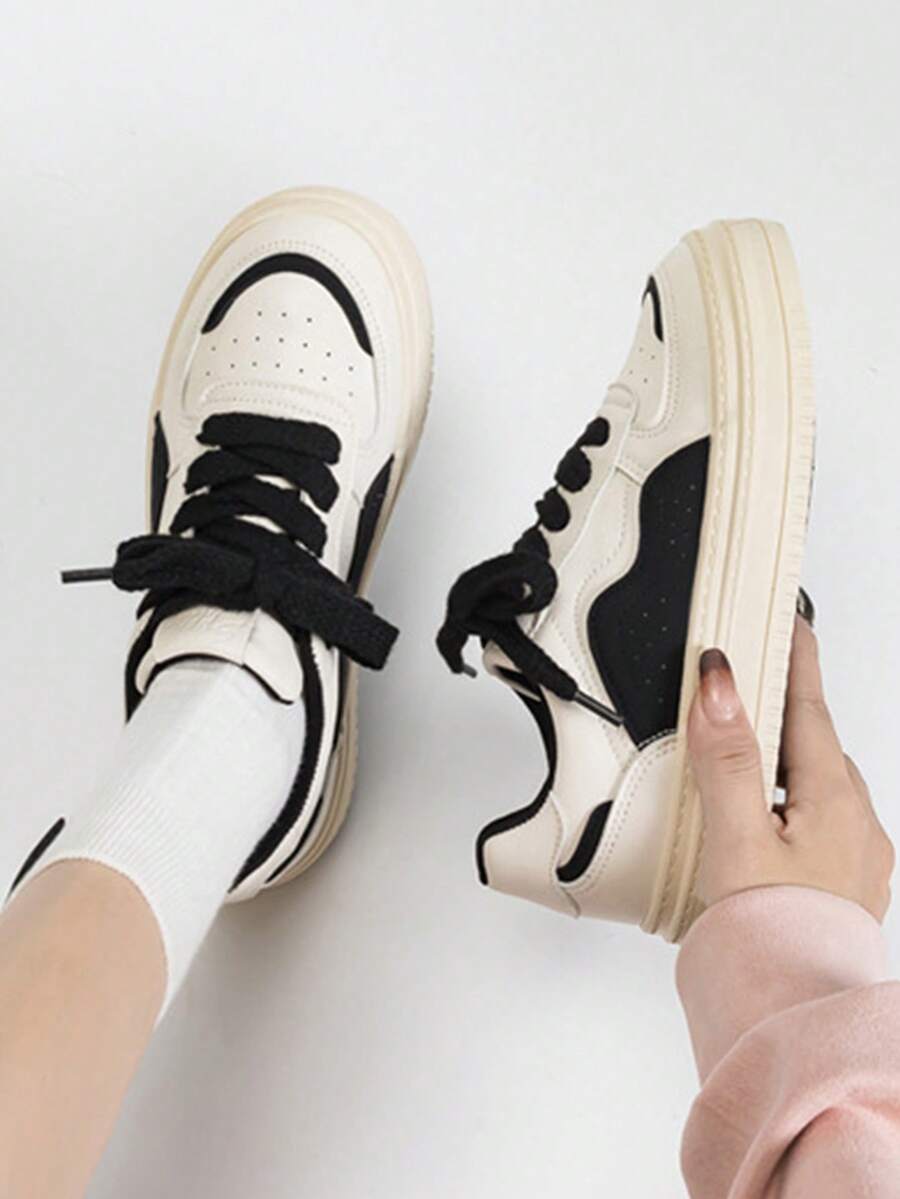 Zapatillas de skate casuales fashion para hombre y mujer, zapatos casuales para parejas: Superficie de fibra sintética ligera y transpirable, suela de PU con amortiguación. Zapatillas bajas con cordones en blanco y verde, ideales para skate, uso diario y ocasiones formales. Calzado casual adecuado para todas las temporadas, joven y fashion, forro cómodo, perfecto para commuting al aire libre. Diseño de colores contrastantes, duraderas y resistentes, zapatillas deportivas para parejas, calzado deportivo-casual. - Blanco y Negro - Ver 1