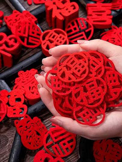 60 st mini-filtklistermärken med temat "välsignelse" (lyckobringande betydelse), perfekta för att dekorera nya hem, nyårsfiranden, nyårsaftondekorationer, heminredning till det kinesiska nyåret och som nyårspresenter. De är det perfekta valet för dekorationer till det kinesiska nyåret.