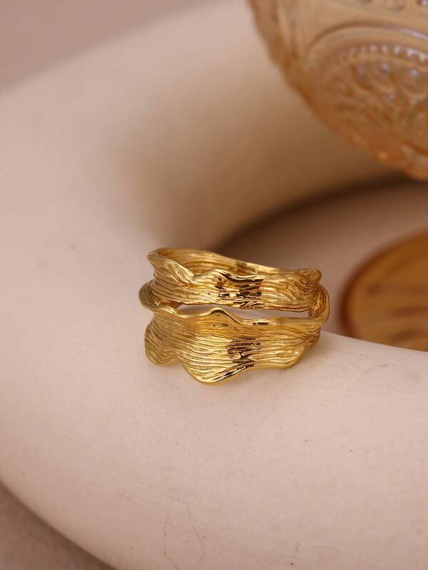 Anel vazado em forma de coração, em aço inoxidável com banho de ouro, acessório de joalheria minimalista e elegante.