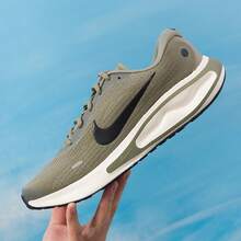 Zapatillas de running para hombre Nike, nuevas zapatillas de running con amortiguación para carretera JOURNEY RUN de primavera 2026, FN0228-302 - Verde Oliva - View 4