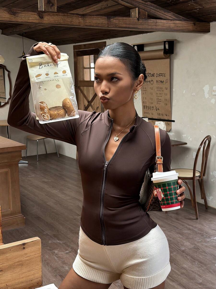 优雅经典夹克，立领，全拉链设计，收腰剪裁/修身拉链前襟/显瘦拉链闭合，带拇指孔/拇指孔袖口/拇指孔细节，精致长袖，带拇指孔细节和显瘦拉链闭合，女士经典立领夹克 - 棕色 - 查看 1