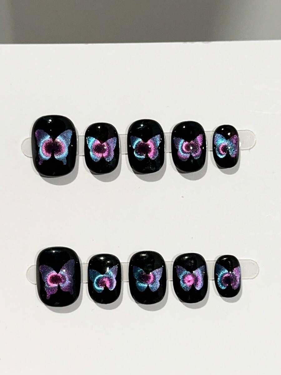 10片装高级黑色音乐主题蝴蝶猫眼按压式短款假指甲。适合日常佩戴、情人节、音乐节等场合。甜美酷炫的短款方形/圆形假指甲。送给女性和女孩的完美礼物。附赠收纳盒。美甲用品