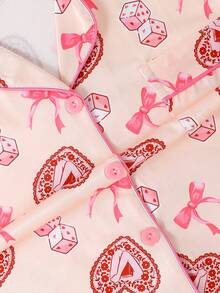 三件套女士睡衣套装，包括一件印有心形蝴蝶结图案的短袖上衣、一条短裤和一条长裤，舒适宽松，适合所有季节，是居家休闲和送礼的理想之选。 - 粉色 - 查看 7