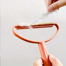 2个随机颜色手持式织物剃毛器，塑料手柄，防锈铜刀片，宠物毛发去除器，地毯绒毛去除器，适用于地毯、汽车脚垫、沙发、宠物床、家具和地毯，有效去除梭织织物、地毯和其他纺织品上的绒毛和毛发，不适用于针织毛衣。