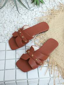 زوج من الشرائح البنية الخفيفة للاستخدام الداخلي/الخارجي ذات الفتحة المفتوحة للأصابع، مميزة بتصميم لون أحادي بسيط، تصميم جلد التمساح من جلد PU الفاخر، زخرفة من الراين الذهبي، شرائح بطراز عربي للمراهقات، مع نعل مطاطي سميك مرن، تصميم سهل الارتداء، مناسبة للفتيات من عمر 10 إلى 17 سنة للاستخدام اليومي الداخلي والخارجي والشاطئ والعطلات، موديل جديد لربيع/صيف 2026 - بني - مشاهدة 3