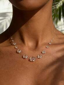 清晨露珠般晶莹剔透的透明项链，搭配隐形鱼线，纯手工制作，时尚简约，仿水滴造型，渐变水滴设计，透明度超越玻璃，独特设计营造出水滴漂浮感，清新活泼，晶莹剔透，纯净无瑕，适合各种场合佩戴，如工作日、休闲、约会、度假、海滩、派对等，四季皆宜。