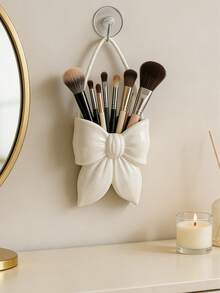 Hộp đựng hình nơ xinh xắn, lý tưởng để sắp xếp cọ trang điểm và mỹ phẩm trong phòng tắm. Hộp đựng cọ trang điểm thanh lịch này là sự lựa chọn hoàn hảo cho các bạn nữ, sinh viên và những người yêu thích trang trí sáng tạo. Cũng thích hợp cho kỳ nghỉ, bãi biển, phòng tắm, phòng ngủ, v.v. Dung tích lớn. (Bao gồm dây treo, không dùng điện) - Nhiều màu - Xem 9