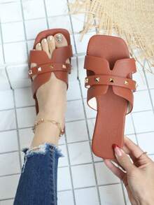 زوج من الشرائح البنية الخفيفة للاستخدام الداخلي/الخارجي ذات الفتحة المفتوحة للأصابع، مميزة بتصميم لون أحادي بسيط، تصميم جلد التمساح من جلد PU الفاخر، زخرفة من الراين الذهبي، شرائح بطراز عربي للمراهقات، مع نعل مطاطي سميك مرن، تصميم سهل الارتداء، مناسبة للفتيات من عمر 10 إلى 17 سنة للاستخدام اليومي الداخلي والخارجي والشاطئ والعطلات، موديل جديد لربيع/صيف 2026 - بني - مشاهدة 4