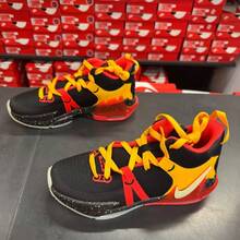 Nike 新款 GS 儿童缓震回弹系带篮球鞋 - 黑色/黃色/紅色 - 查看 7