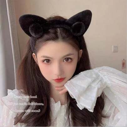 猫耳毛绒发圈。超大尺寸设计，让脸看起来更小巧。这款多功能发饰可用作洗脸发带、化妆发夹、卡通发箍和派对装饰。适合派对、社交聚会和生日等场合，也可作为情人节或新年礼物。