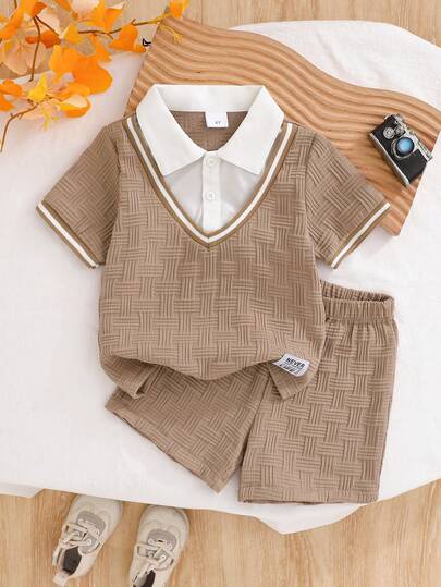 男童两件套套装：V领字母纹理面料短袖Polo衫和松紧腰休闲短裤，适合春夏穿着