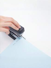 标准24/6办公订书钉套装 - 每盒1000枚，性价比高，适用于学生课堂作业、工作场所办公用品、家庭文件整理（笔记本、办公报告、家庭清单、手册）、课堂作业装订、办公文件分类、日常手册制作、学习笔记整理和家庭文件装订。