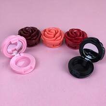 1个玫瑰花瓣唇眼彩妆盘 - 迷你玫瑰造型塑料化妆品收纳盒，带翻盖，6种颜色（粉色、红色、棕色），可收纳口红、腮红、粉饼等 - 便携旅行设计，装饰性化妆盒