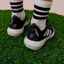 Zapatos deportivos para exteriores para niños de Adidas, zapatos casuales cómodos, zapatos con amortiguación y protección suave - Negro/Rosa y Blanco - Ver 2