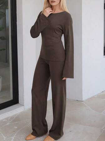 2 st set med brunt rund halsringning, långärmad topp med åtsittande midja och böljande vida byxor för dam, mjukt och stretchigt tyg