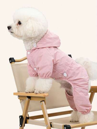 Impermeable ligero a prueba de polvo para mascotas, adecuado para perros pequeños y medianos. Hecho de material TPU con efecto impermeable de hoja de loto. Diseño de tres hebillas para facilitar el uso y la extracción.