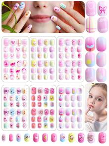 144 piezas Juego de Salón de Uñas para Niños, con uñas postizas de dibujos animados de colores tipo macaron, pegatinas de uñas pre-adhesivas y pegatinas de uñas con degradado lindo. Perfecto para manualidades de arte de uñas, fiestas en casa y regalos de cumpleaños para niñas.