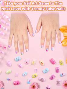144 piezas Juego de Salón de Uñas para Niños, con uñas postizas de dibujos animados de colores tipo macaron, pegatinas de uñas pre-adhesivas y pegatinas de uñas con degradado lindo. Perfecto para manualidades de arte de uñas, fiestas en casa y regalos de cumpleaños para niñas.