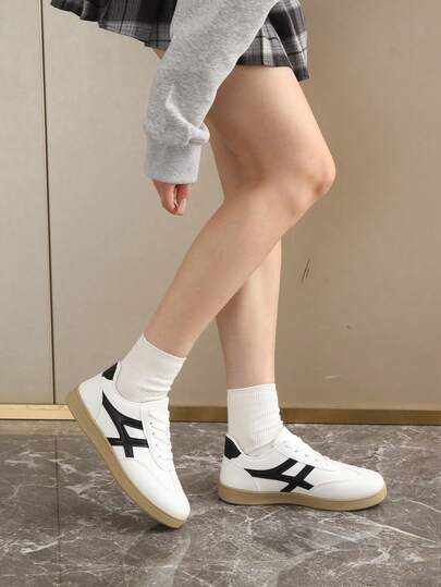 2026 New Classic White Flat Sneakers For Big Girls - Suitable For Daily Outdoor Sports And Casual Wear, Comfortable Flat Athletic Shoes