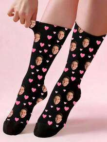 1双个性化文字印花趣味情侣袜，可定制照片和姓名，趣味定制图片情侣袜，适合情人节、生日礼物、圣诞节等场合。