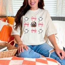 Coquette Halloween T-Shirt - Pink Ghost - R Ghost - Enchanted House - Halloween Gift - Spooky Vibes T-Shirt. 220g Of Essential Comfort. Developed For Universal Body Types, For Both Women And Men. Durable, High-Quality Fiber, Adaptable To Any Pattern, Delicate To Wear But Built To Stand The Test Of Time. Breathable Outerwear For Women, Perfect For Fall, Vacation Wear, And New Year's Costumes. - 白色 - 查看 1