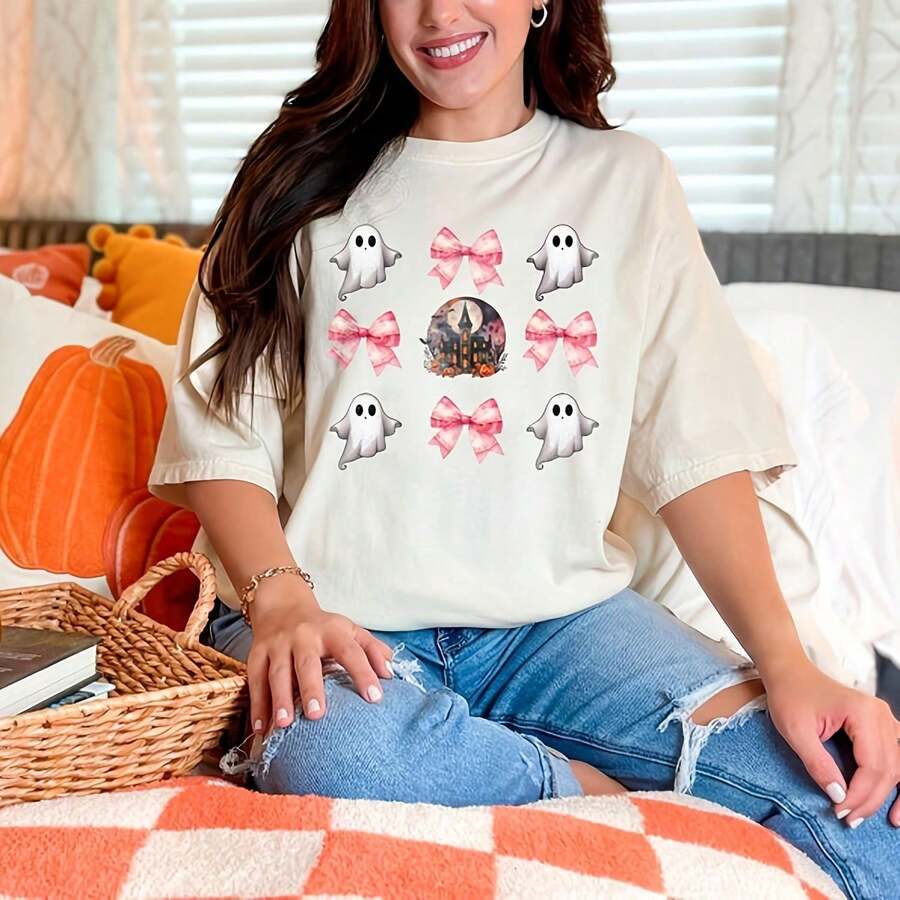 Coquette Halloween T-Shirt - Pink Ghost - R Ghost - Enchanted House - Halloween Gift - Spooky Vibes T-Shirt. 220g Of Essential Comfort. Developed For Universal Body Types, For Both Women And Men. Durable, High-Quality Fiber, Adaptable To Any Pattern, Delicate To Wear But Built To Stand The Test Of Time. Breathable Outerwear For Women, Perfect For Fall, Vacation Wear, And New Year's Costumes. - 白色 - 查看 1