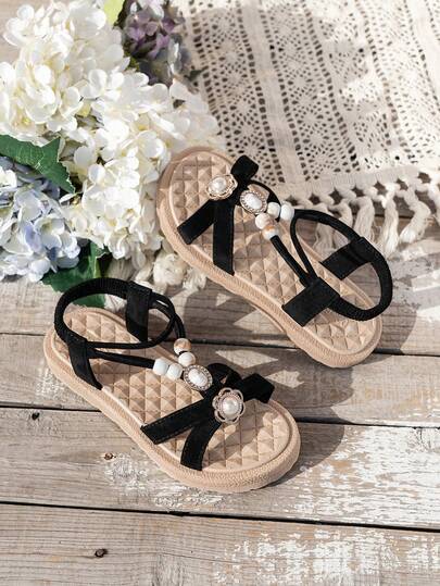 1 par de sandalias elegantes para niños, de material de gamuza sintética con cuentas de perlas, diseño de suela gruesa, correa elástica y punta abierta antideslizante, adecuadas para picnics de verano y salidas en días festivos nacionales