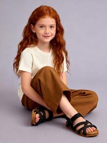 1双儿童编织装饰仿皮软木防滑露趾交叉踝带平底凉鞋，简约时尚，可爱休闲，适合夏季日常穿着和户外活动 - 黑色 - 查看 9