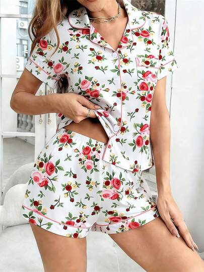 女士短袖纽扣领上衣和短裤两件套睡衣套装，舒适休闲印花基础款家居服，适合居家和户外活动，春夏秋冬皆宜。