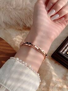 1件新款时尚女士手表，优雅三角形表盘，商务石英表，适合日常生活、聚会和宴会等场合。 - 白色 - 查看 6