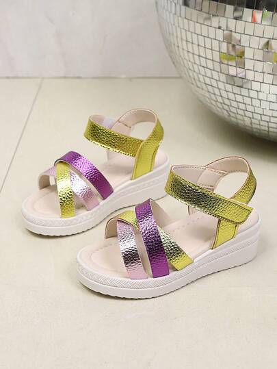 1双女童金属色绑带拼接时尚防滑厚底凉鞋，适合主题派对、海滩和返校装扮