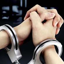 仿银色塑料手铐，舞台表演道具，盗贼角色扮演用品，日常多用途，趣味派对游戏配件，节日礼物