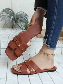 زوج من الشرائح البنية الخفيفة للاستخدام الداخلي/الخارجي ذات الفتحة المفتوحة للأصابع، مميزة بتصميم لون أحادي بسيط، تصميم جلد التمساح من جلد PU الفاخر، زخرفة من الراين الذهبي، شرائح بطراز عربي للمراهقات، مع نعل مطاطي سميك مرن، تصميم سهل الارتداء، مناسبة للفتيات من عمر 10 إلى 17 سنة للاستخدام اليومي الداخلي والخارجي والشاطئ والعطلات، موديل جديد لربيع/صيف 2026 - بني - مشاهدة 8