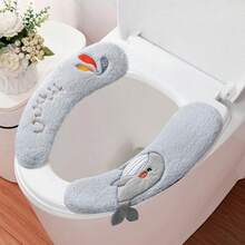 غطاء مقعد المرحاض الذاتي اللصق المصنوع من القماش المخملي، مناسب لجميع الفصول. تصميم سميك، لطيف وناعم على البشرة، سهل التركيب والإزالة، مقاوم للماء والبقع. مزين بأنماط جميلة، مثبت بإحكام.