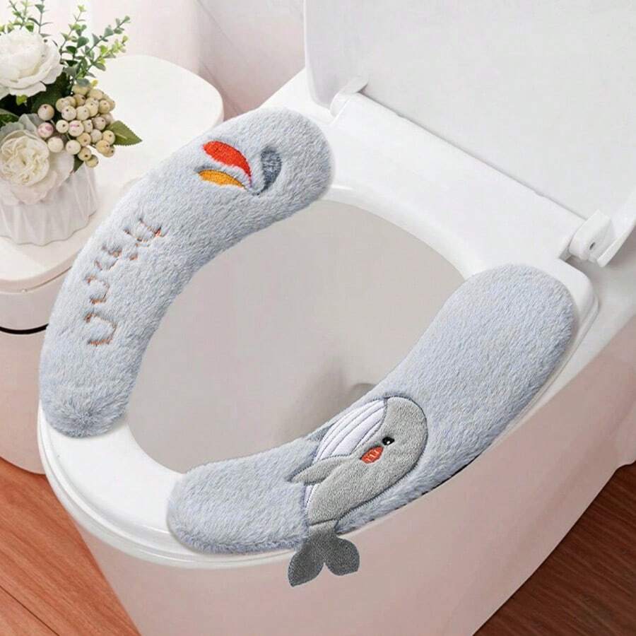 غطاء مقعد المرحاض الذاتي اللصق المصنوع من القماش المخملي، مناسب لجميع الفصول. تصميم سميك، لطيف وناعم على البشرة، سهل التركيب والإزالة، مقاوم للماء والبقع. مزين بأنماط جميلة، مثبت بإحكام.