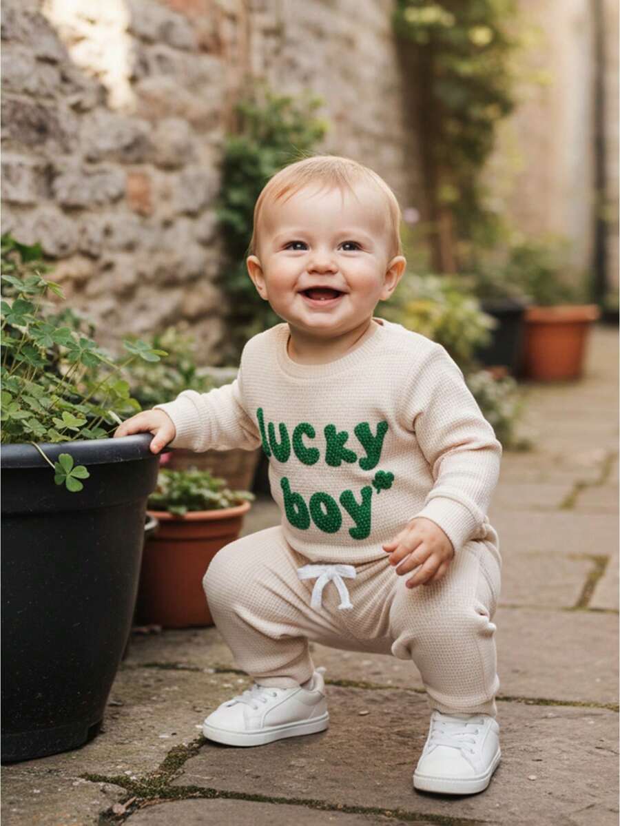 Conjunto de ropa para bebé niño con bordado de letras del Día de San Patricio, mono de manga larga con cintura elástica y pantalones deportivos, ropa irlandesa para bebé - Beis - Ver 1