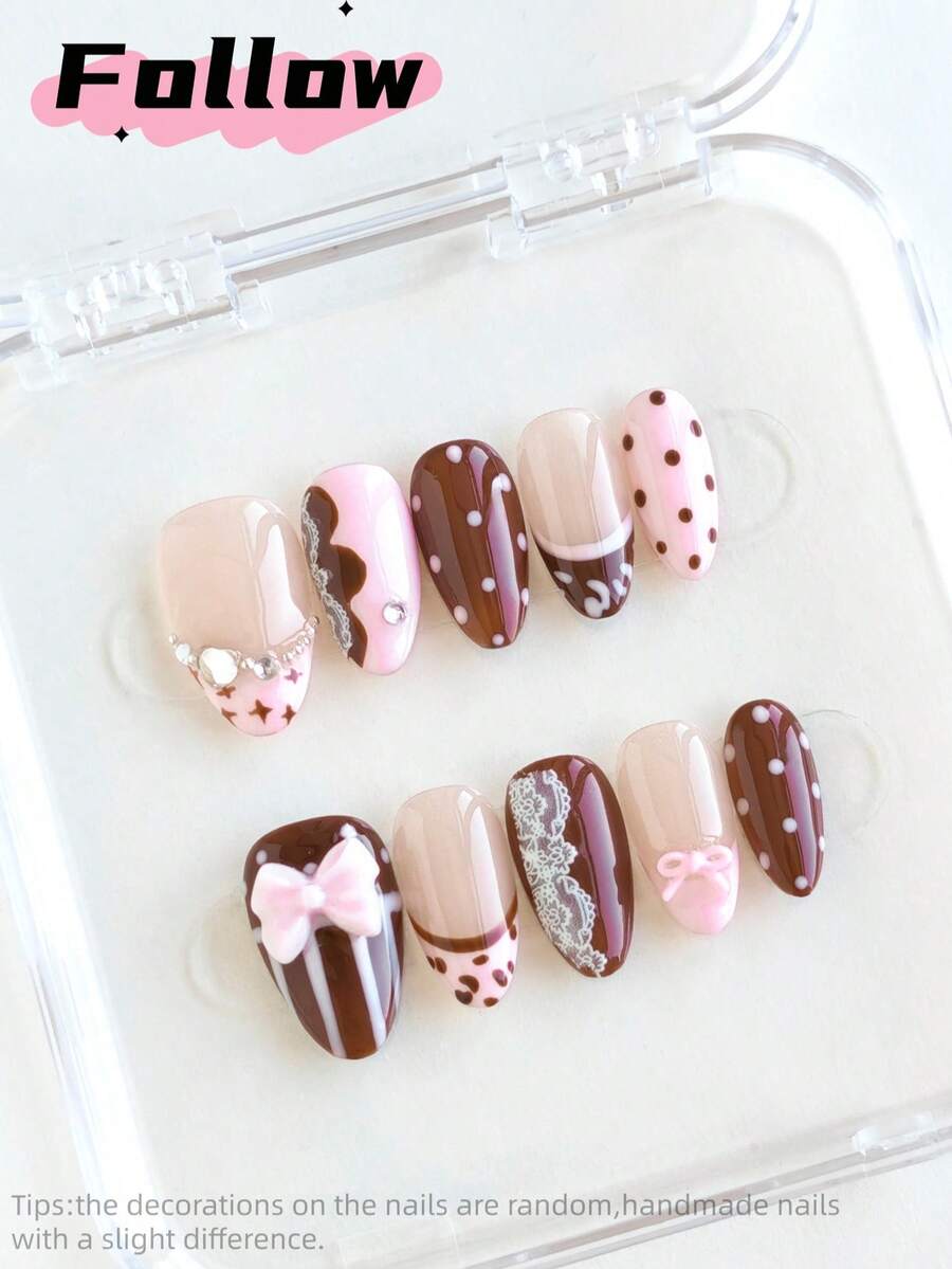 Bộ 10 miếng dán móng tay hình hạnh nhân ngắn, làm thủ công, nhiều kiểu dáng khác nhau bao gồm hồng, chấm bi, nâu, kiểu Pháp, ren, sọc, kiểu ngọt ngào với nơ trang trí, dễ thương và đa năng, phù hợp cho Giáng sinh, tiệc tùng, lễ kỷ niệm, sử dụng hàng ngày, bao gồm dụng cụ làm móng, món quà lý tưởng cho phụ nữ và bé gái.