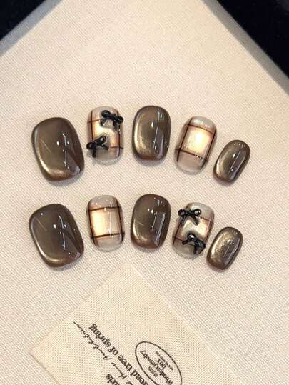 10片手工制作的巨型星空猫眼格子3D蝴蝶结美甲贴纸，适合女性和女孩的日常生活、派对、舞会以及赠送朋友。这款亚克力美甲贴纸简约、可爱且百搭。短款美甲贴纸套装包含果冻胶和防滑贴纸。手工美甲贴片