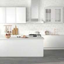 1卷轻奢木纹自粘墙纸，防水防油，乙烯基材质。适用于客厅、浴室、卧室墙面装饰，以及衣柜、桌椅等家具翻新。易于撕贴和安装，提升家居装饰、墙面艺术和房间格调。