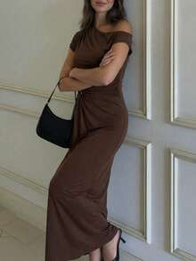 巧克力棕色不对称领口长款连衣裙 | 褶皱腰身金属细节连衣裙，适合约会和活动 - 棕色 - 查看 3