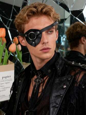 Gotisk piratmask i PU-läder - utsökt designad, perfekt för maskeradfester och festliga evenemang.