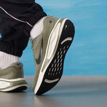 Zapatillas de running para hombre Nike, nuevas zapatillas de running con amortiguación para carretera JOURNEY RUN de primavera 2026, FN0228-302 - Verde Oliva - View 2