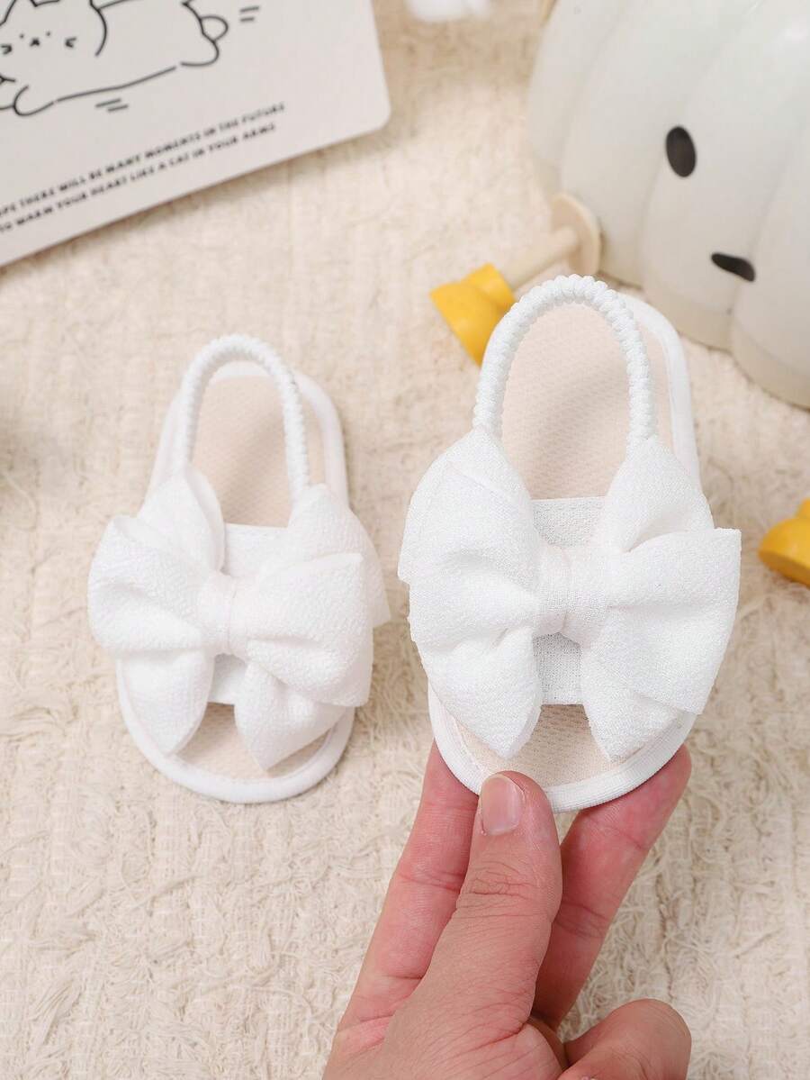 1 Pair White Soft & Comfortable Mesh + Fabric Bow Decor Infant/Toddler Girls Indoor Flat Sandals, Classic Elastic Back Design, Round Toe, Non-Slip Soft Sole, Suitable For 0-2 Years Old, Spring/Summer - White - View 1